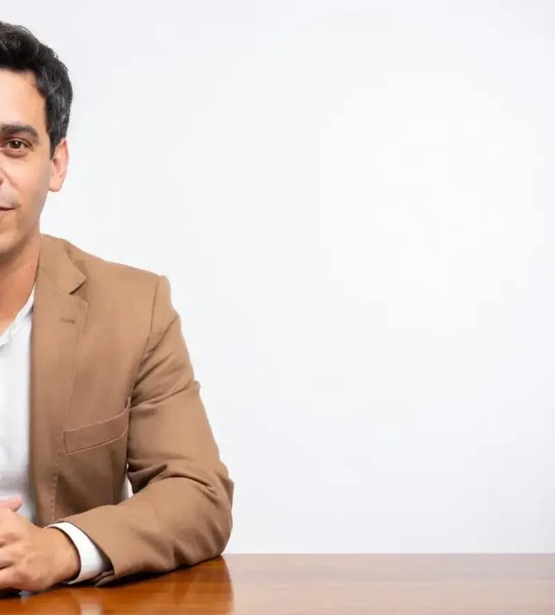 Agustín Puyou en sesión del Concejo